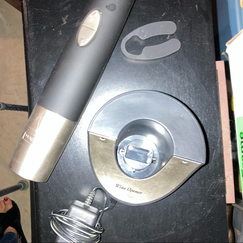 Professional Waring wine opener with charger